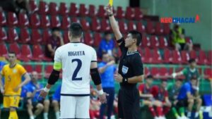 thu-mon-so-1-the-gioi-higuita-bi-phat-the-vang-bi-sai-quy-dinh-trang-phuc