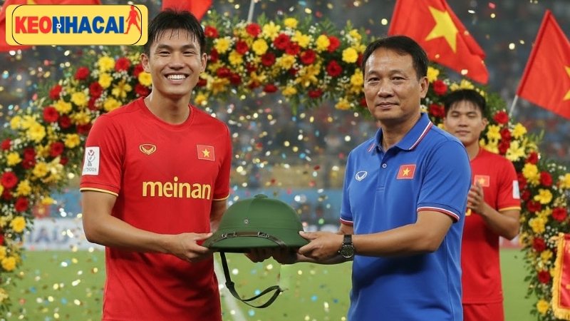 dinh-bac-tang-mu-coi-cho-hlv-kim-sang-sik-gay-bao-mang